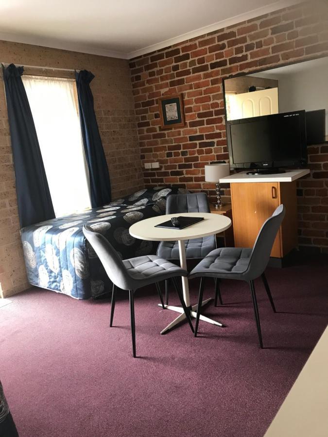 Cedar Lodge Motel Армидейл Екстериор снимка
