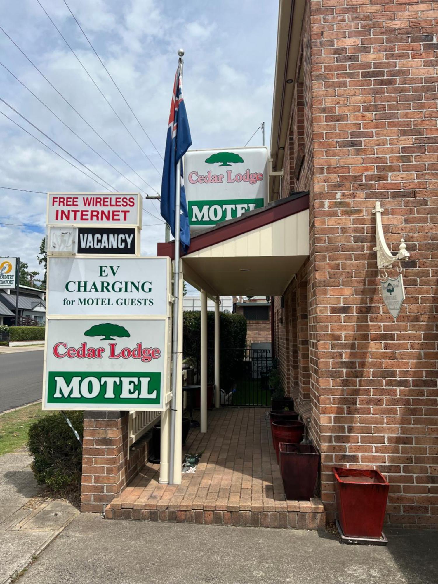 Cedar Lodge Motel Армидейл Екстериор снимка
