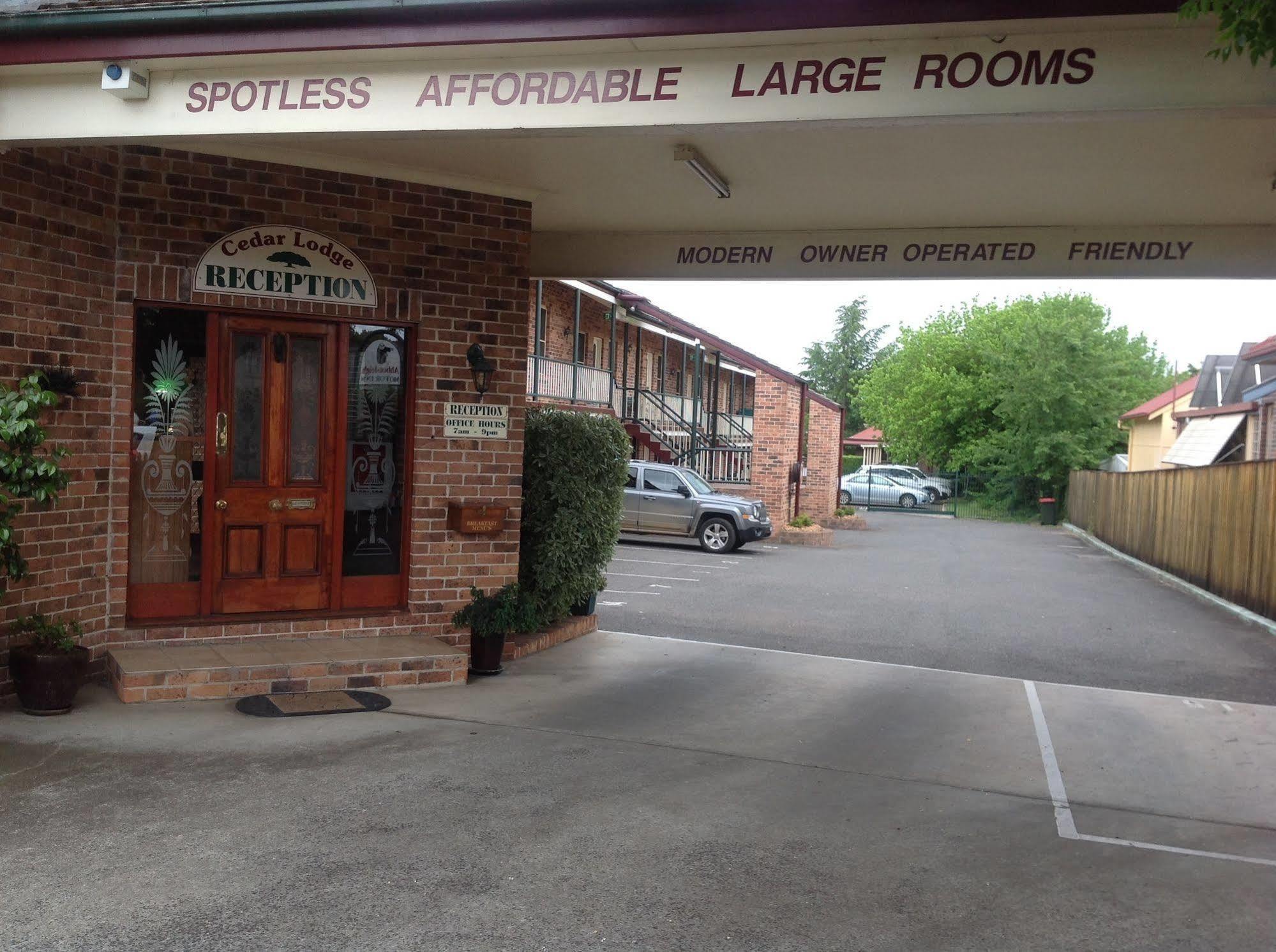Cedar Lodge Motel Армидейл Екстериор снимка