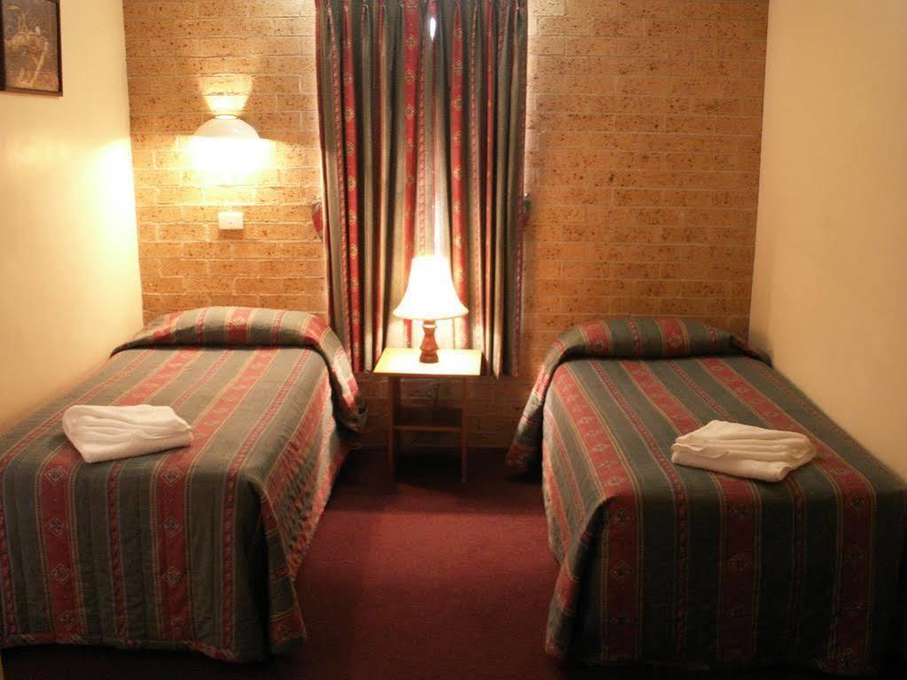 Cedar Lodge Motel Армидейл Екстериор снимка